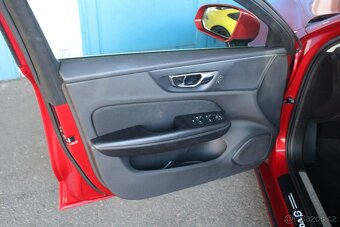 Volvo V60 D3 Momentum Automat+LED+Tažné+Panorama - 14