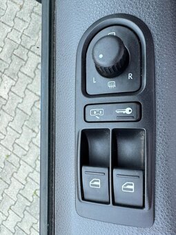 VW TRANSPORTER T5 1.9TDI 5/6 MÍST R.V.2004 - 14