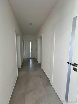 Novostavba 4+kk v přírodě, pozemek 1700m2 - 14