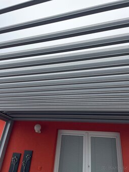 Hliníková bioklimatická zasklená pergola. - 14