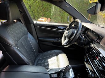 BMW M550i Individual, masáže, Webasto, Head-up, Soft close - 14
