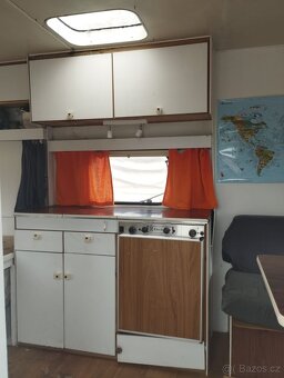 Karavan Knaus 400 na pevné stání - 14