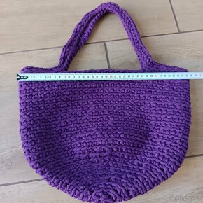 NOVÁ: Kabelka Tote Bag, crossbody, na rameno. Fialová nošená - 14