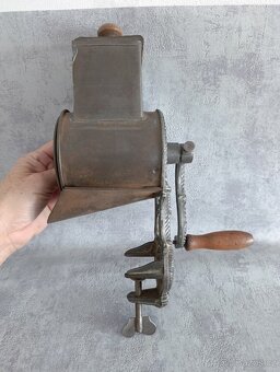 Velmi starý (cca 110-115let) krásný zdobený mlýnek DUPLEX - 14