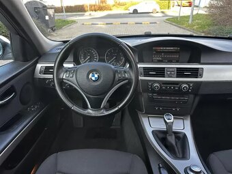 BMW Řada 3 E90 320i 110kW Sedan Navi Aut. klima Šíbr ALU R18 - 14