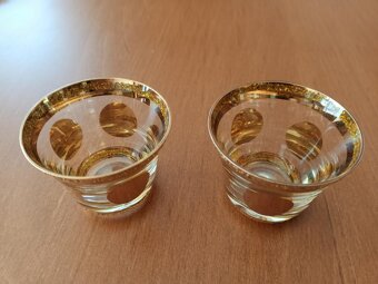část sbírky skla a porcelánu - 14