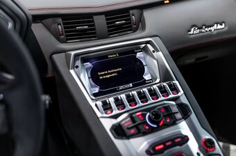 Lamborghini Aventador LP700-4 z roku 2013 - 14