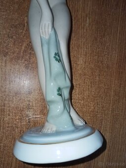 Dívka po koupeli s osuškou AKT ROYAL DUX- ART-DECO 24,5 cm t - 14