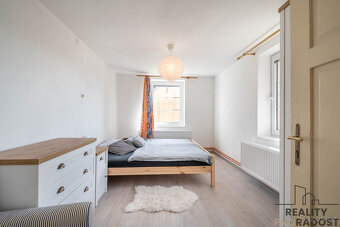 Zrekonstruovaná útulná chalupa s garáží a prázdnou půdou kou - 14