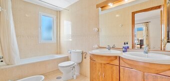 Prostorný dvoupodlažní dům 4+1 s terasou, balkonem ŠPANĚLSKO - 14