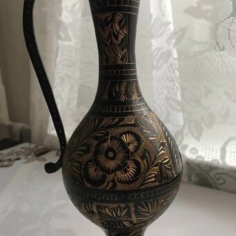 Černé tepané karafy, váza a vintage - 14