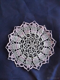 Ručně háčkované dečky  20 cm - 14