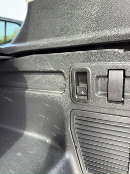 Volkswagen Touran 2.0 TDI 110kw -po rozvodech, servis jen VW - 14
