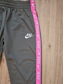 Nová dívčí sportovní souprava Nike Sportswear - 14