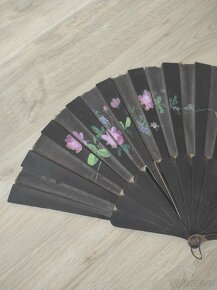 Ručně vyšívané dečky, broušená mísa, pohárky, vějíř... - 14