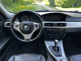BMW E91 320i 110kW Kůže Navi Automat Panorama ALU R17 - 14