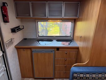 Adria Adora 462 PH 2005 se stanem a pevnou postelí - 14