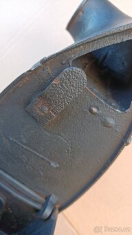 Stará orig. atypická žehlička s komínem. Zdobená do sbírky. - 14