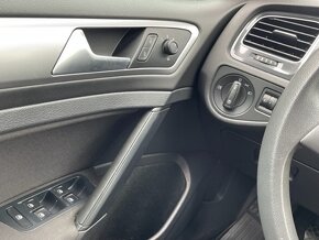 VW Golf VII 1.6TDi, r.2017, serviska, 1.maj.stk, sada pneu - 14