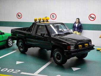 Toyota Hilux SR5 1985 1:18 OttoMobile - 14