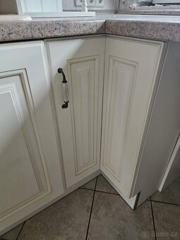 Moderní kuchyňská linka se spotřebiči - 14