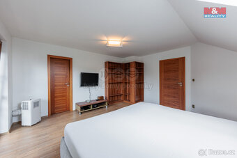 Prodej rodinného domu, 221 m², Nová Role, ul. Mezirolí - 14