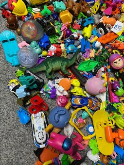 hračky staré hračky figurky kinder surprise autíčka - 14