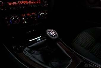 BMW 318i Touring 105kW, M paket, 2x ALU, SENZORY,VÝHŘEV,ŠÍBR - 14