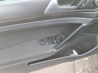 VW Golf 7 1.6TDI kombi, 77kW, 4/2016, servisní knížka - 14