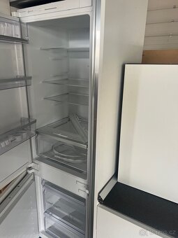 Bílá moderní kuchyň se všemi spotřebiči - 14