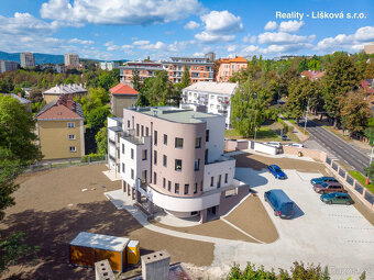 Pronájem luxusně zrekonstruovaného Atelieru 1kk ve vile Anna - 14