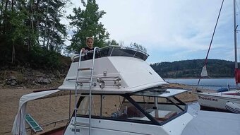 Kajutová motorová loď Trojan F26 Flybridge - 14