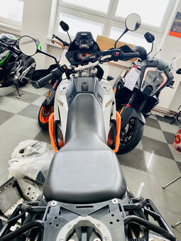 KTM 990 ADVENTURE WHITE ABS = AKRAPOVIČ / VÝBAVA - 14