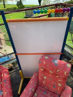 Sedačka (postýlka) + 2 křesla, magnetická tabule, stojan na - 14