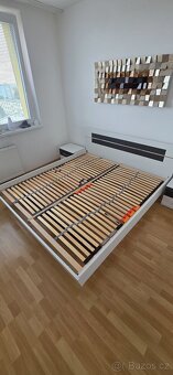Postel 180×200 cm, rošty, stolky - 14