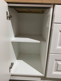 Moderní kuchyňská linka bez spotřebiči - 14