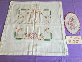 Prodám retro kuchařky na zeď, zástěru vyšívanou a dečky - 14