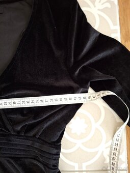 Nové s visačkou černé pružné sametové šaty Reserved M midi - 14