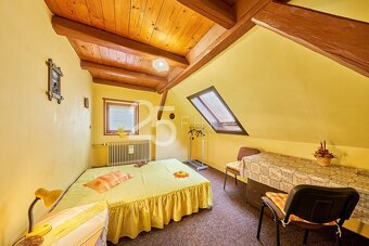 Prodej domu se zahradou a dvougaráží k bydlení i investici v - 14