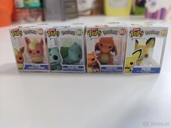Prodám kartičky Pokémon 561kusu plus funko cena 1000 - 14