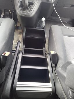 Peugeot Traveller úložný box mezi sedačky - 14