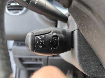 Peugeot 5008 1.6 HDi, 80 kW, r. 2011, 7 míst - 14