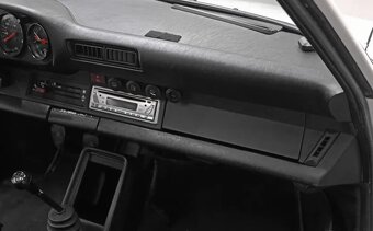 Porsche 911 3.0 SC z roku 1981 - 14