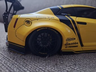 Nissan Skyline 1:18 Solido - 14