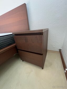 Postel IKEA MALM 180x200cm včetně dvou nočních stolků - 14