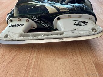 Hokejové brusle reebok us 10,5 + šnúrky howies - 14