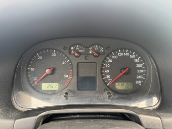 Volkswagen Golf 1,9 TDI 96 KW STK BRZDY - 14