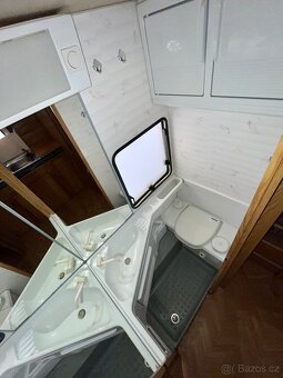 KARAVAN OBYTNÝ PŘÍVĚS BURSTNER TOP STAV 8m - 14