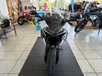 CFMOTO 675 SR-R - šedá, bílá skladem AKCE HELMA - 14