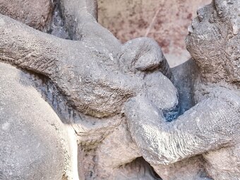 Obří pískovcové sousoší „Matka s dítětem” z období první rep - 14